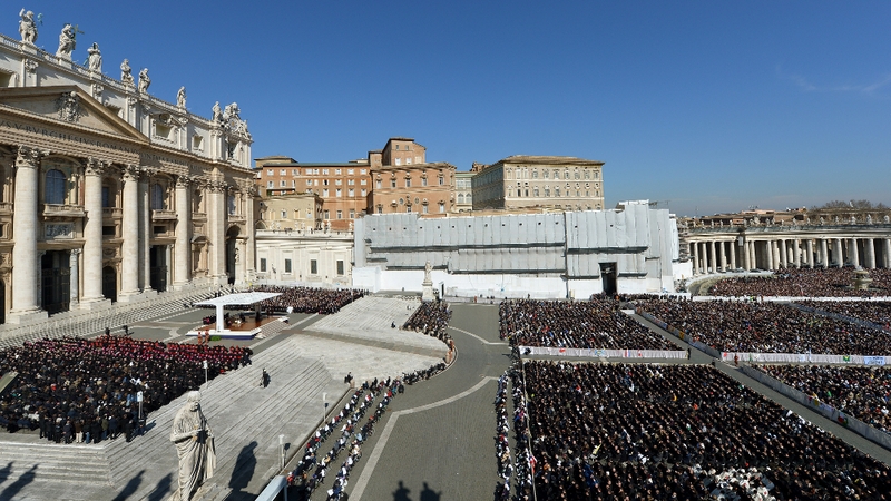 Thousands of people gathered in the square to bid the Pope farewell