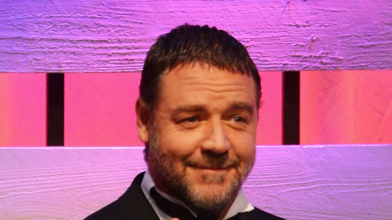 Russell Crowe said that spanx "absolutely" kept him in shape!
