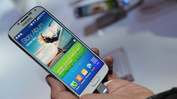 The launch of Samsung's flagship Galaxy S4 phone failed to halt a profit dip at its mobile division