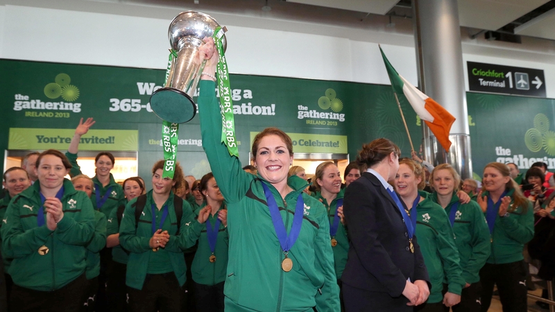 Fiona Coughlan with the Six Nations Championship trophy
