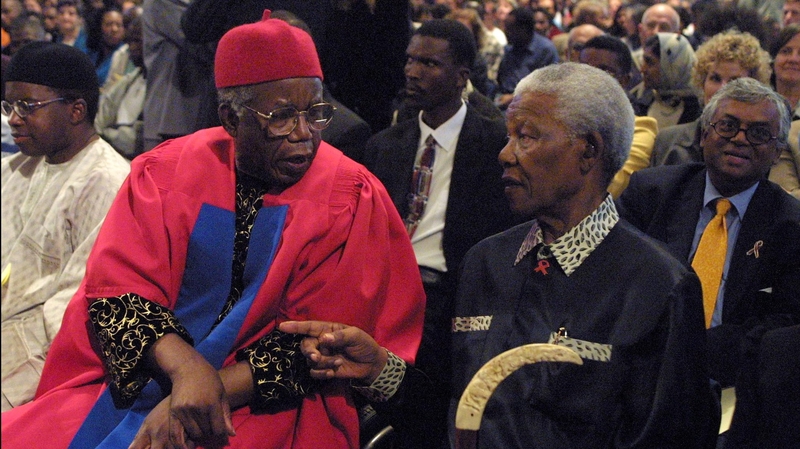 Chinua Achebe (l) with former South African President Nelson Mandela
