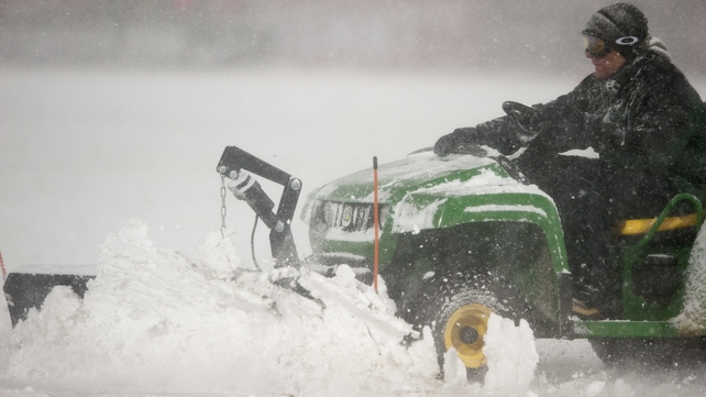 Keep her lit! - The groundsmen in Colorado had to take desperate measures at the interval to address the snow problem