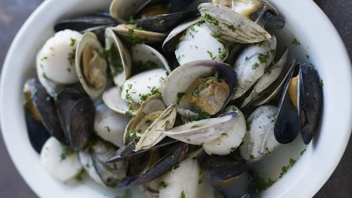 Serve with an extra squeeze of lemon juice, lemon wedges and a sprinkle of fresh parsley.
