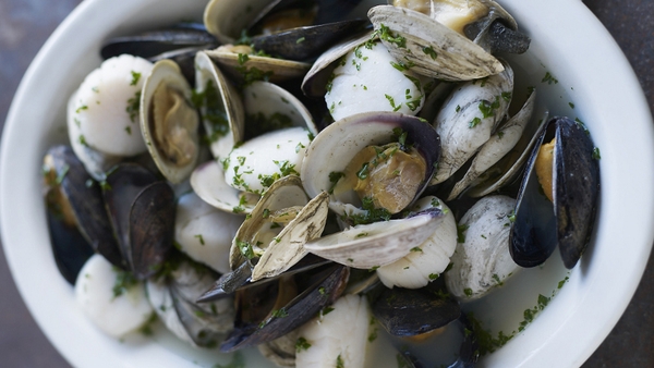 Serve with an extra squeeze of lemon juice, lemon wedges and a sprinkle of fresh parsley.