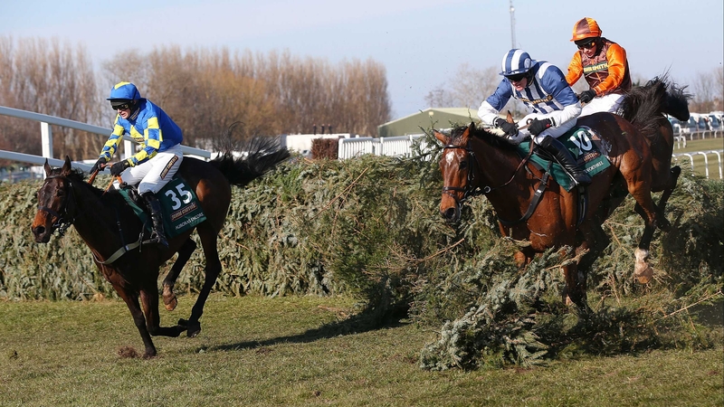 Winner Auroras Encore leads Teaforthree and Oscar Time over the last