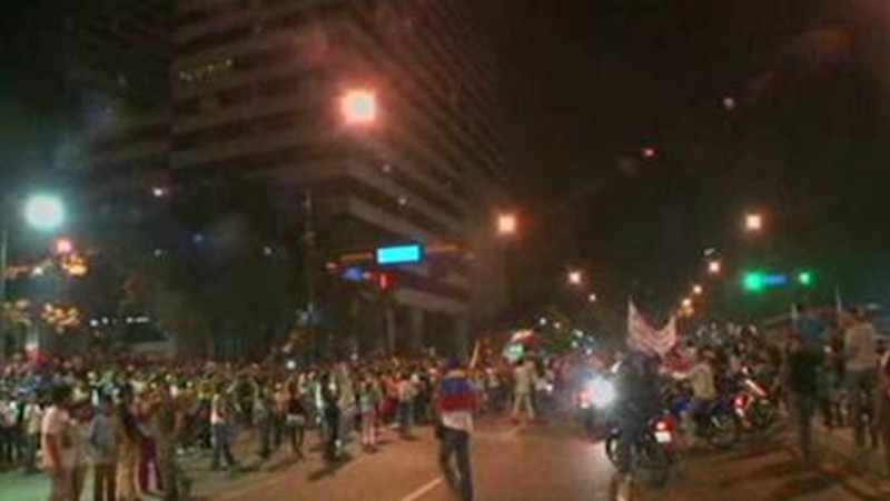 Last night youths in Caracas and other cities blocked streets, burned tires and fought with police