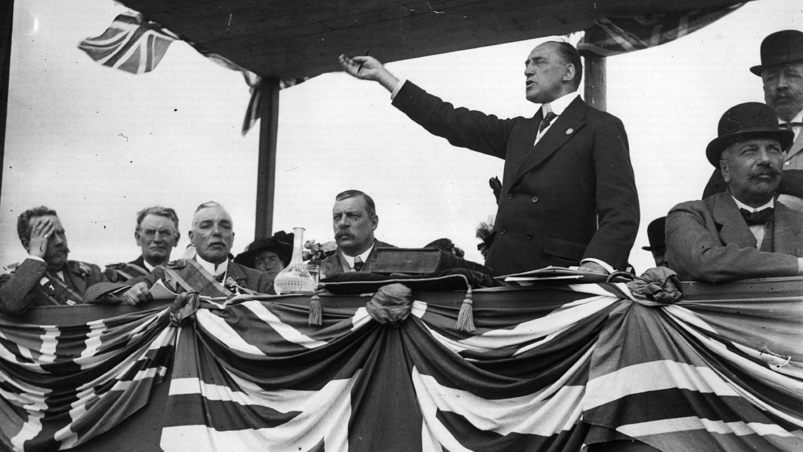 Edward Carson gives a speech. He urged Ulster unionists to form their own provisional government if a Home Rule bill was finally passed.