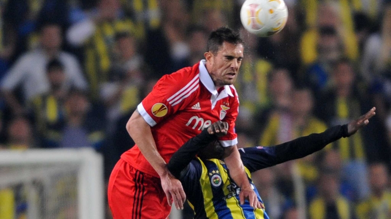 Benfica's Jardel gets above Fenerbahce's Joseph Yobo at Sukru Saracoglu Stadium