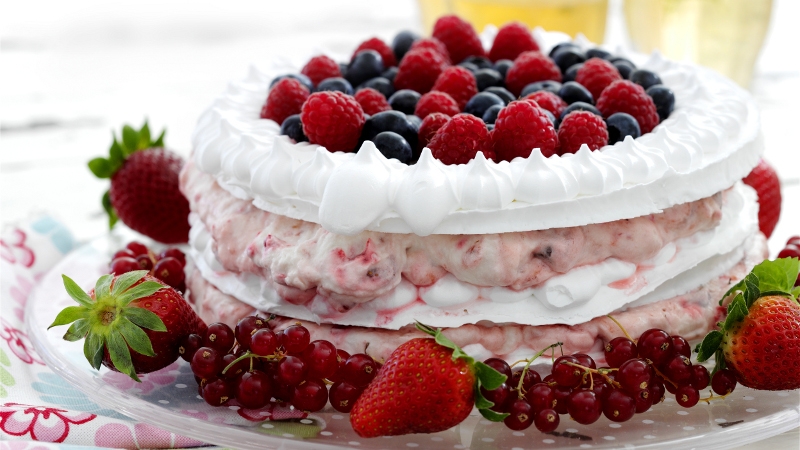 Meringue and Berry Cake