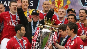 Ryan Giggs (L) and Gary Neville lift another Premiership trophy in '07