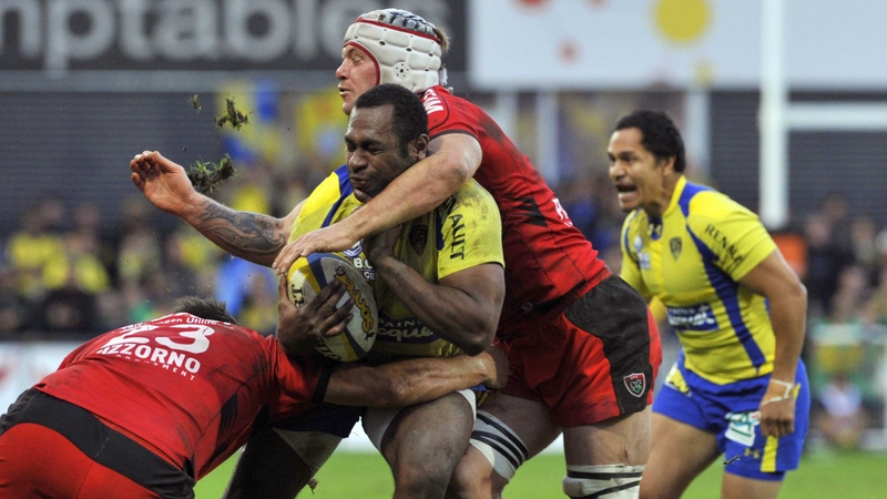 Clermont's Fiji winger Sitiveni Sivivatu (centre) is tackled by Toulon's prop Carl Hayman (left) and flanker Johann Van Niekerk (up)