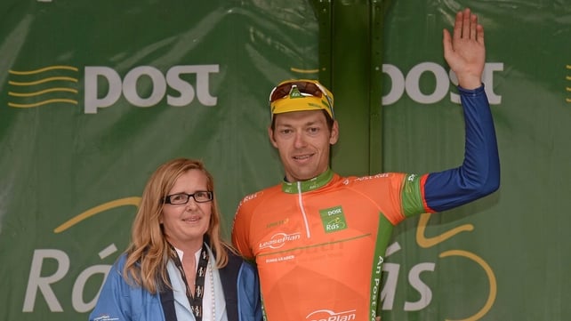 Madeline McGovern, director of corporate and strategic development LeasePlan, presents the stage leader jersey to Marcin Bialoblocki