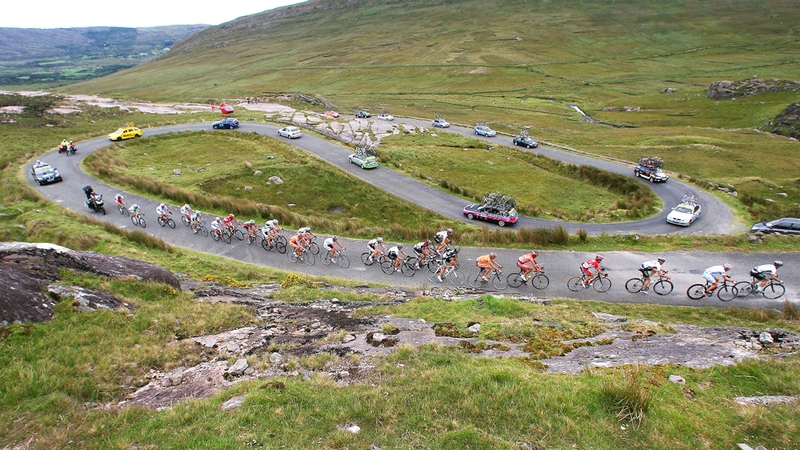The 2007 An Post Rás makes its way over the Healy Pass