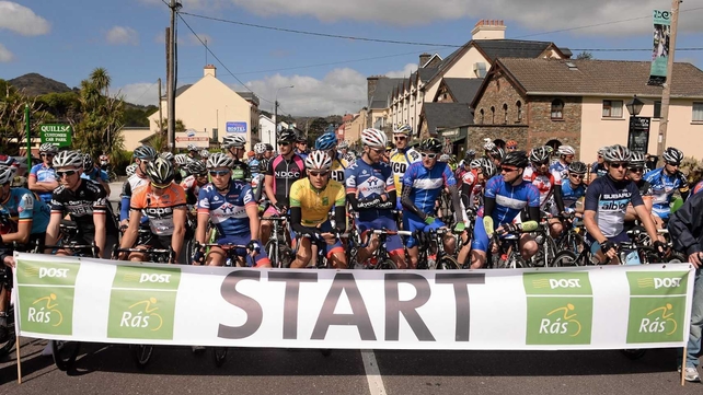 The assembled peloton prior to commencing stage five