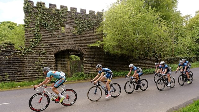 The peleton passing through Dunsaney.