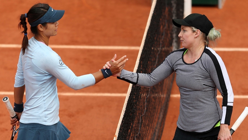 Na Li of China congratulates USA's Bethanie Mattek-Sands