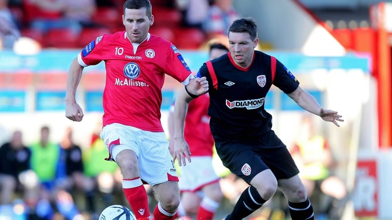 Shelbourne's Dean Kelly gets away from Kevin Deery of Derry City at Tolka Park
