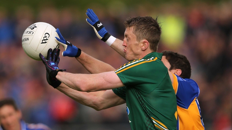 Meath's Kevin O'Reilly gets there ahead of Seanie Furlong