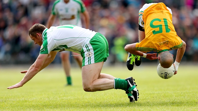 Lorcan Mulvey (l) of London and Robbie Lowe of Leitrim collide during their Connacht SFC semi-final