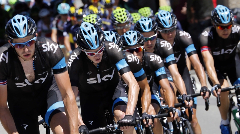 Britain's Chris Froome (2l) is now in the yellow jersey