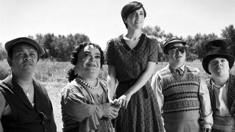 Carmen hooks up with a travelling show of dwarf bullfighters and ends up in the ring herself.