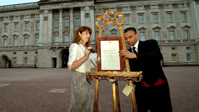 The official announcement of the birth of the royal baby is posted on a gold-coloured easel outside Buckingham Palace