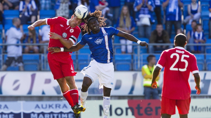 Sligo's Gavin Peers jumps with Daniel Chima Chukwu of Molde