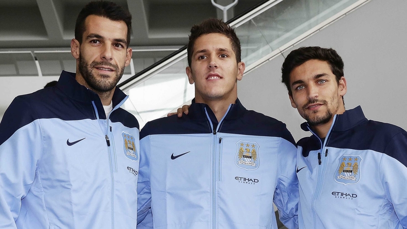 Jesus Navas (r) along with other Manchester City recruits Alvaro Negredo (l) and Stevan Jovetic