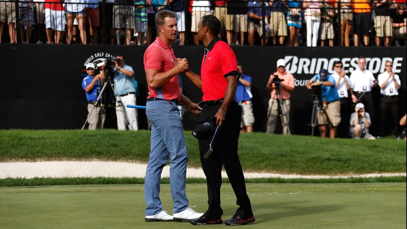Henrik Stenson congratulates Tiger Woods on the 18th