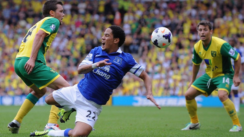 Jonny Howson of Norwich City tackles Steven Pienaar