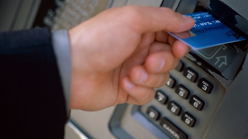 The IPSO is warning people to avoid talking to strangers at ATMs