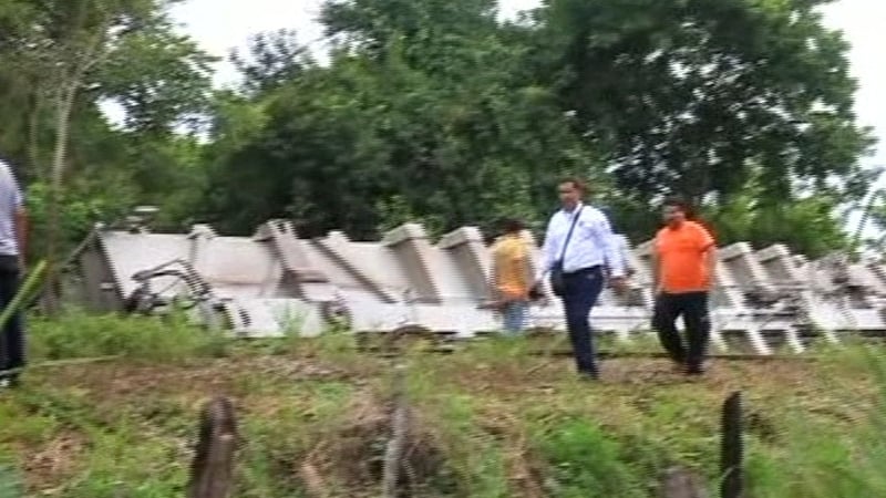 Ambulances were unable to reach the accident scene in Huimanguillo because of the difficult terrain