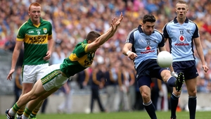 Marc Ó'Sé of Kerry tries to block Bernard Brogan's shot