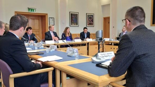 Challenges and opportunities associated with selling online are being discussed