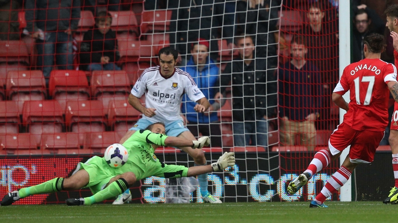 Jussi Jaaskelainen keeps out a shot from Southampton striker Dani Osvaldo