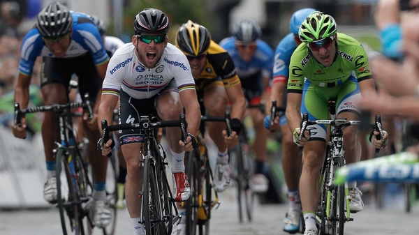 Mark Cavendish (c) won a sprint finish in the town of Guildford
