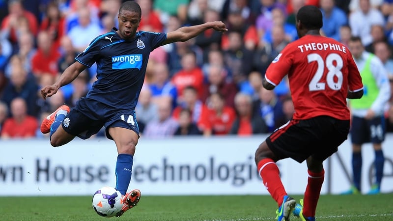 Loïc Rémy of Newcastle United (l) scores his second goal past Kévin Théophile-Catherine of Cardiff City