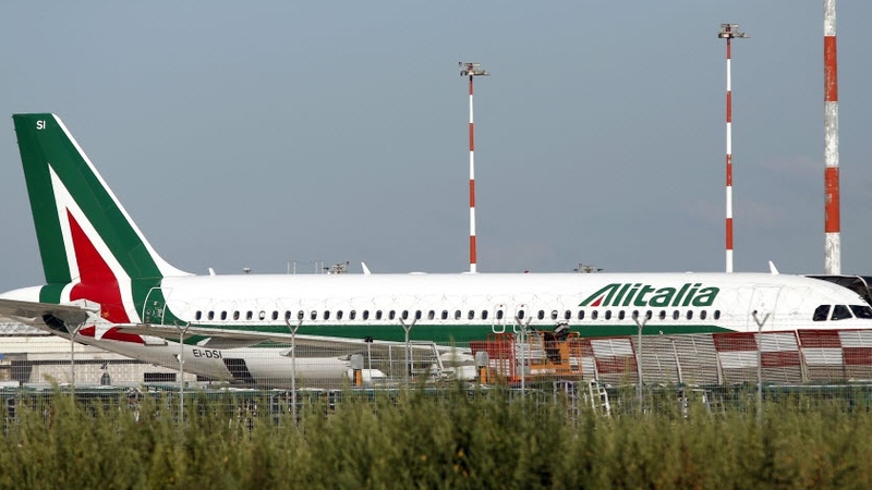 Lufthansa offers €500m to acquire the planes, airport runway slots and air crew of Italy's Alitalia