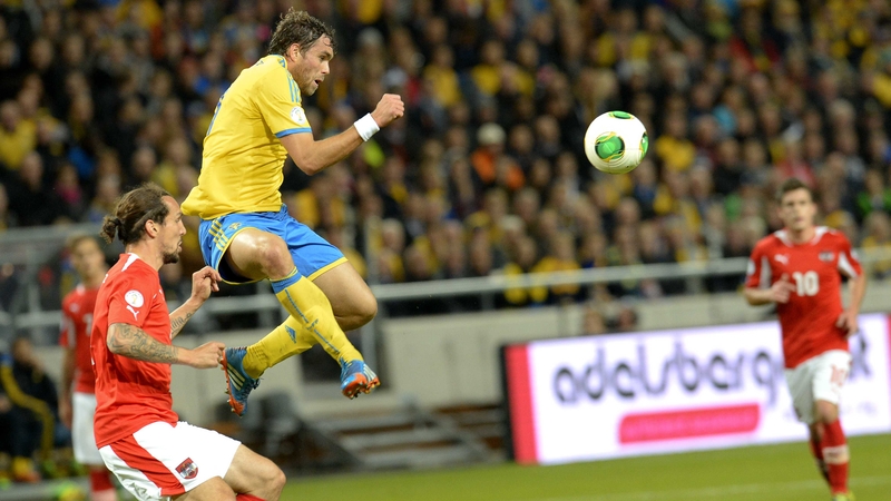 Sweden's Johan Elmander (c) and Austria's defender Emanuel Pogatetz vie for the ball