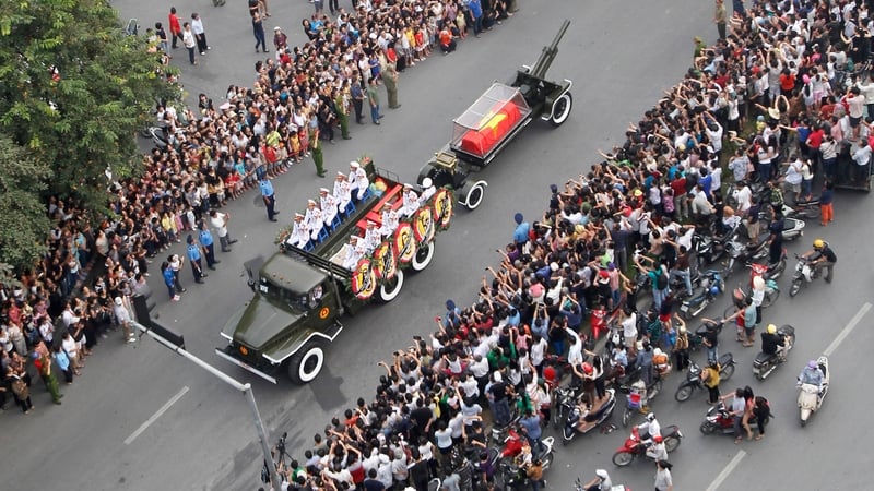 An unbroken 30km line of mourners thronged Hanoi's streets for the funeral