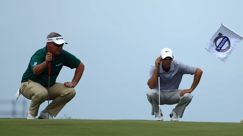 Darren Clarke (l) bogeyed the 17th as Charl Schwartel (r) went on to win in China