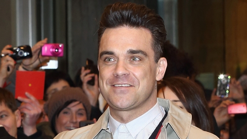 Robbie Williams admits to hair transplant