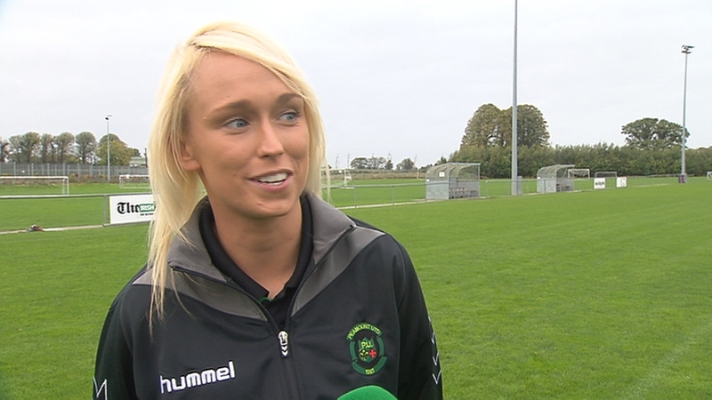 Stephanie Roche ar ghearrliosta 3 don nGradam Cúl na Bliana de chuid FIFA.