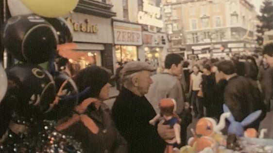 Christmas Shopping (8 December, 1982)