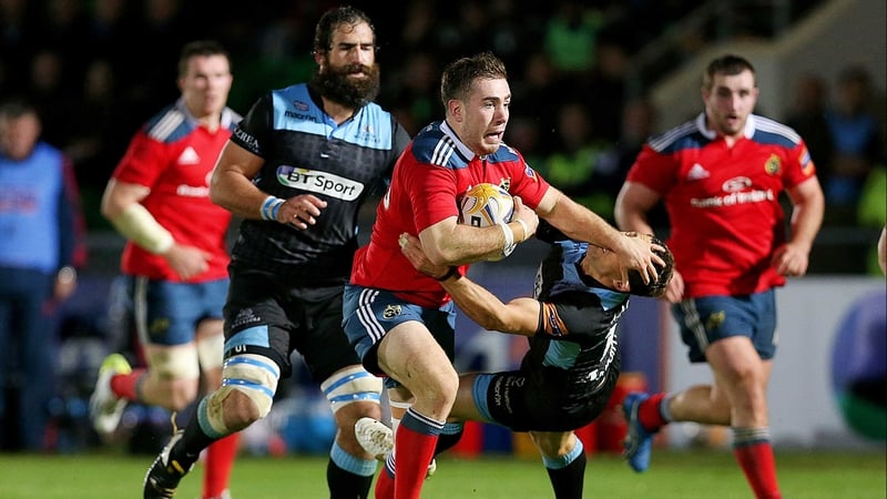 JJ Hanrahan escapes the attentions of Chris Cusiter