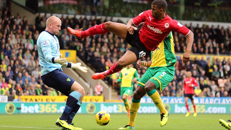 Norwich goalkeeper John Ruddy faces a high-flying Fraizer Campbell of Cardiff City