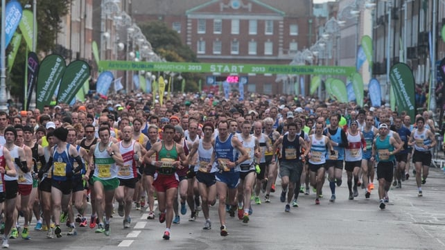 The field of athletes begins the 34th Dublin Marathon