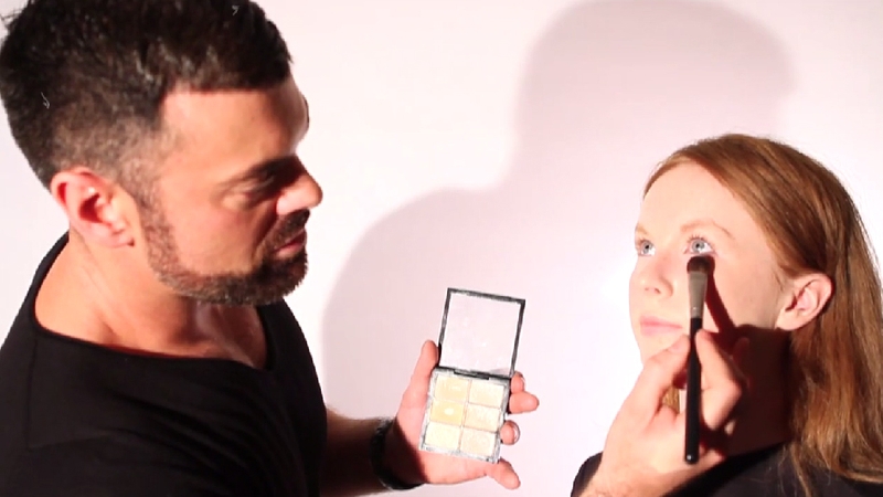 Want to know how to create the perfect make-up look for winter? Derrick Carberry and FrockAdvisor show you how.