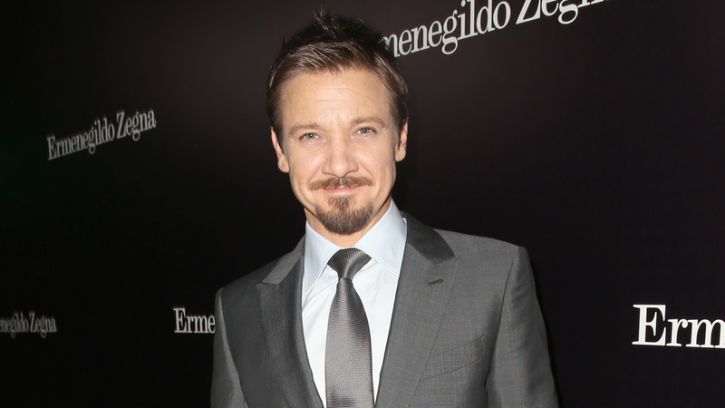 Jeremy Renner insists he isn't under any pressure to wed his model girlfriend