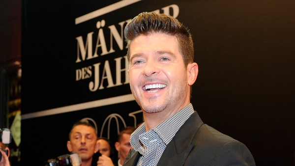 Robin Thicke gets mistaken for Simon Cowell
